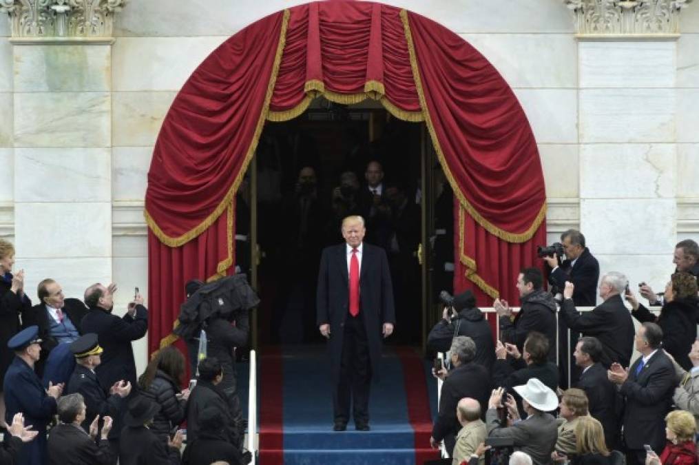 En uno de los momentos cumbre de la ceremonia, Donald Trump hace su entrada al recinto.