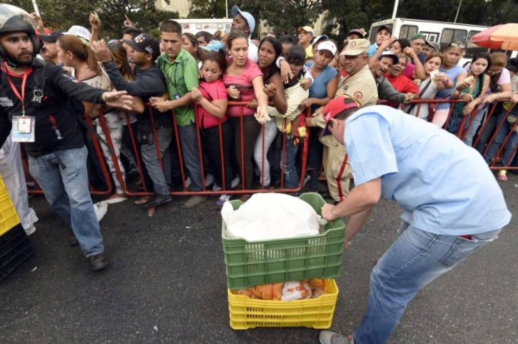 Cientos de personas esperaron por varias horas bajo el sol para comprar un pollo en Caracas.