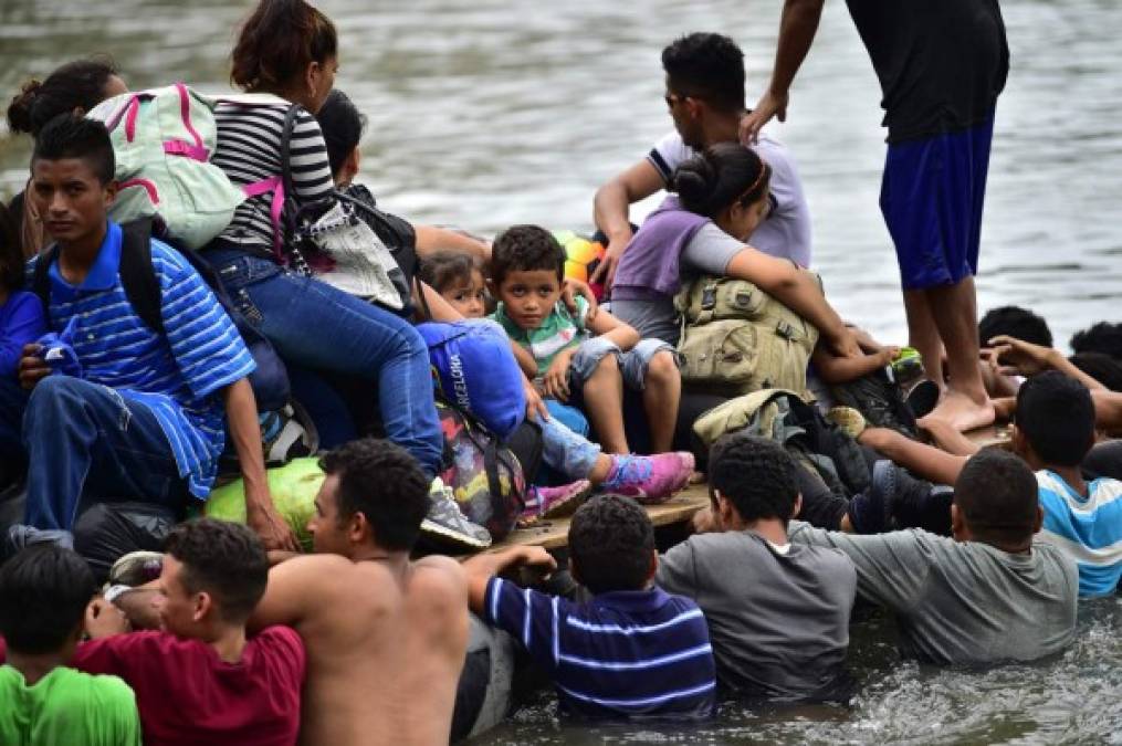 Las imágenes de los hondureños que partieron desde San Pedro Sula, Honduras, han cambiado. Ocho días después, ahora los vemos en balsas decididos a alcanzar su sueño americano, lanzarse desde un río o romper cercas en la frontera con el único afán de llegar a su objetivo: Estados Unidos.