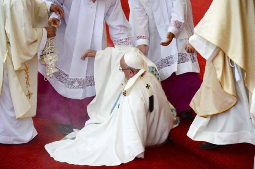 El papa Francisco sufrió este jueves una caída sin gravedad mientras se dirigía al altar para presidir una misa ante el santuario de Jasna Gora, en la ciudad polaca de Czestochowa, según las imágenes transmitidas por televisión. Francisco cayó de un escalón mientras se dirigía al altar y tuvo que ser levantado por un grupo de religiosos que lo asistían, tras lo cual prosiguió la celebración sin problemas.