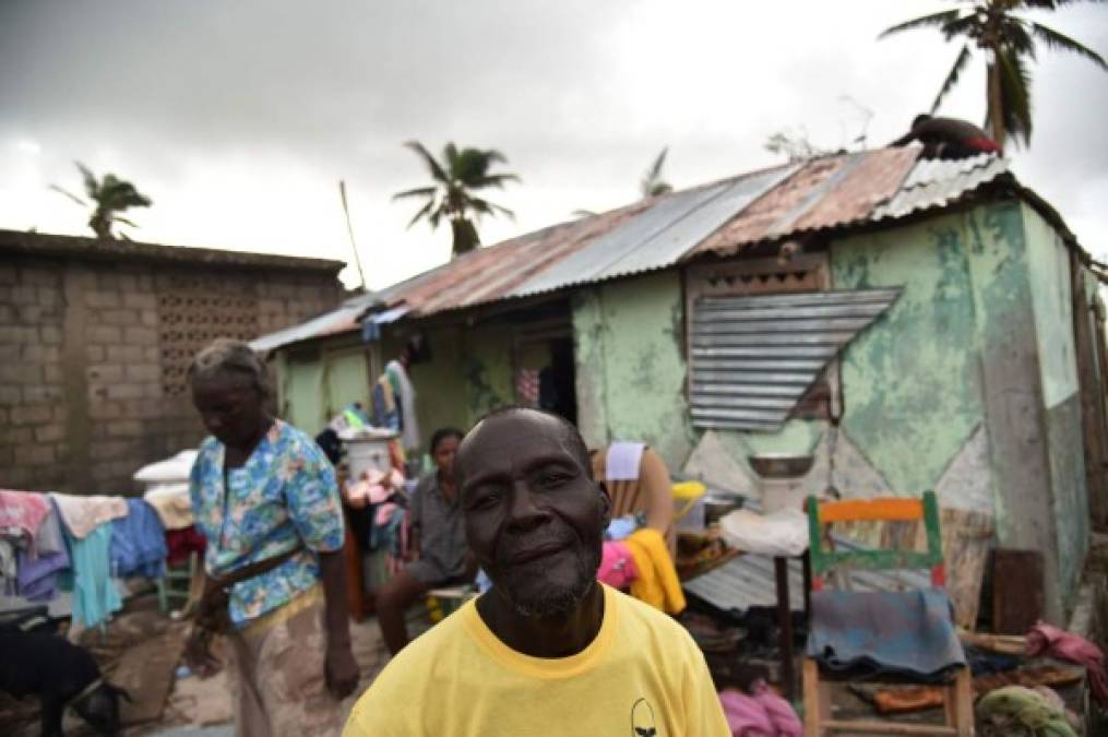 Los residentes reparar su casa después del paso del huracán Matthew, en Sous Roche en Les Cayes, sudoeste de Haití