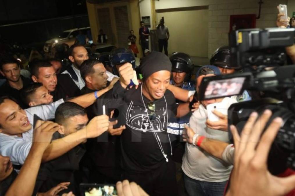 Cientos de hondureños han recibido con euforia al astro brasileño Ronaldinho en Tegucigalpa.