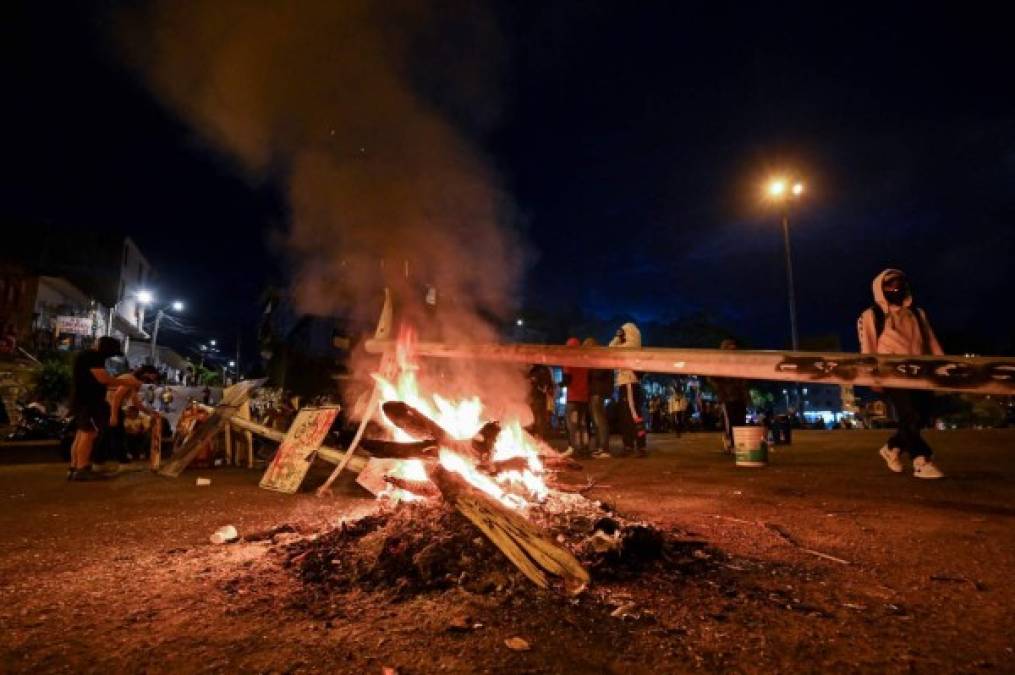 'A lo largo de la madrugada seguimos trasladando y recibiendo heridos a nuestros hospitales. Tenemos 72 civiles y 19 policías heridos en las protestas', manifestó el secretario de Gobierno de Bogotá, Luis Ernesto Gómez.