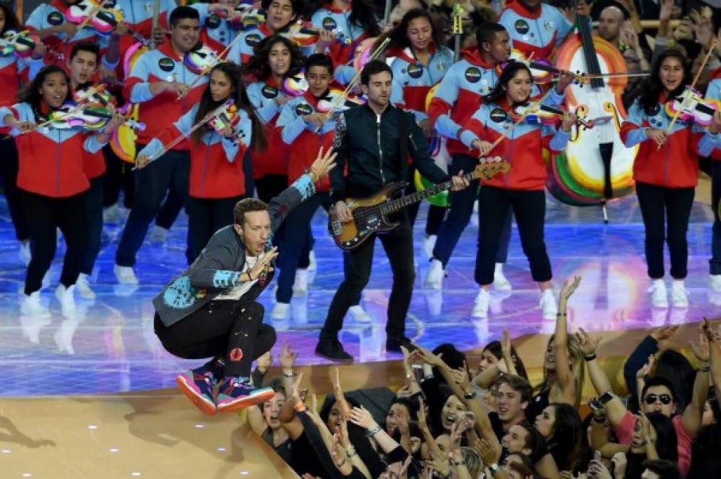 El británico vivió con mucha intensidad su presentación en el Super Bowl.