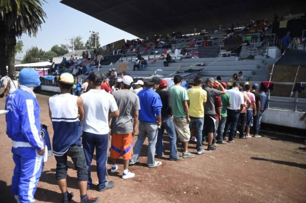 Desde que el pasado domingo la caravana empezara a llegar a Ciudad de México, el complejo deportivo ha sido el punto de encuentro para todos los contingentes que se desplazaban dispersos por varios estados del país.