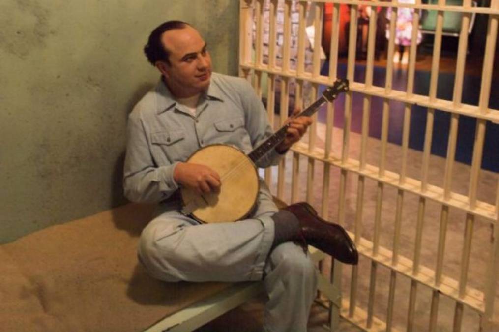 <br/>En la imagen, Capone mientras estaba en prisión: compró un banjo para poder unirse a la orquesta de la prisión. Desafortunadamente para el gángster, no era muy musical y se vio obligado a tocar solo y lejos de la orquesta principal. Imagen tomada de https://www.factinate.com/people/27-criminal-facts-al-capone/3/