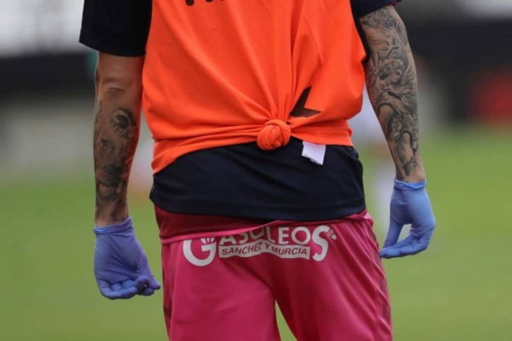 Un jugador del Albacete, ataviado con guantes, calienta antes del encuentro contra el Rayo Vallecano.