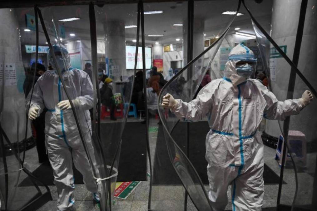 Este lunes, la OMS elevó a 'alto' el riesgo a escala mundial del coronavirus, tras haberlo calificado de 'moderado' hasta ahora por 'un error de formulación'.