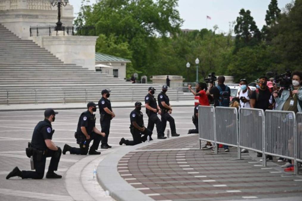 Las ciudades de Los Ángeles (California), Portland (Oregón), Miami (Florida), Santa Cruz (California), Nueva York, Des Moines (Iowa) y Washington D.C., entre otros lugares, han sido escenario de episodios de este tipo, en los que los agentes de policía han intentado solidarizarse con los manifestantes y protestar contra una violencia policial contra las minorías que parece endémica en este país.