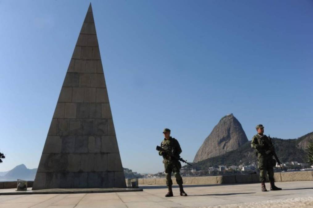 BRASILIA. Los guardianes de Río. Las calles de Río de Janeiro amanecieron militarizadas de cara a la inauguración de los Juegos Olímpicos. Foto: AFP/Tasso Marcelo
