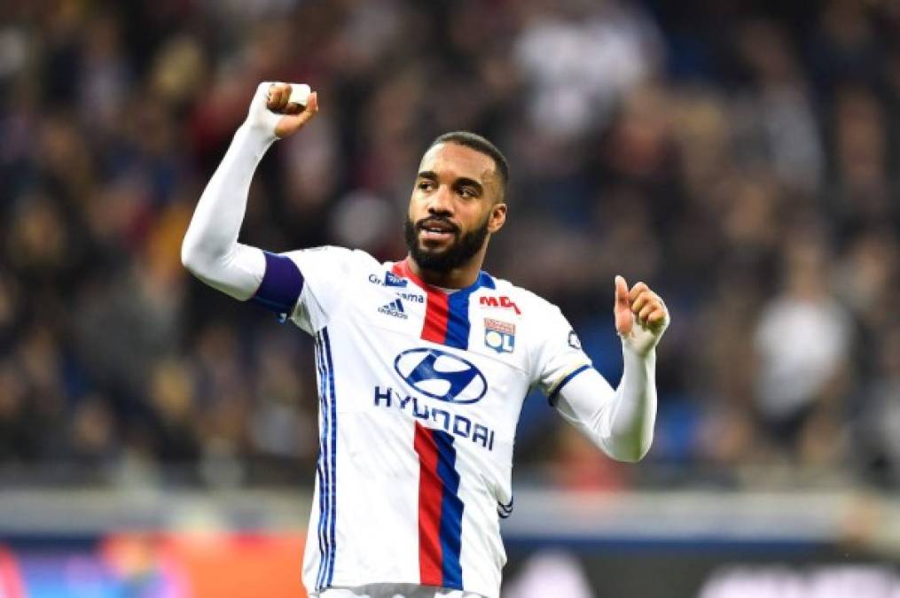 El Atlético de Madrid ha dado un paso al frente para cerrar la incorporación de Alexandre Lacazette. El futbolista francés se ha convertido en una de las grandes estrellas de Francia por el gran nivel que viene mostrando durante los últimos años y es un habitual en las convocatorias de la Selección. “No hay acuerdo, hay negociaciones pero no hay nada firmado. Alexandre conoce las condiciones que hemos fijado, como debe saber qué ha hablado con el Atlético. Esperaremos con calma a los próximos días”, confirmó el propio presidente del Olympique de Lyon, Jean-Michel Aulas.