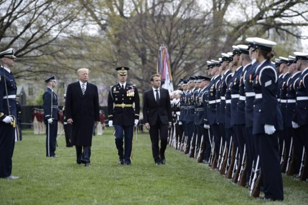 Ambos mandatarios pasaron revisión al pelotón estadounidense vestido de gala para la primera visita de Macron a la Casa Blanca.