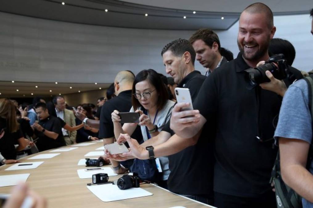 Algunos afortunados incluso pudieron probar los nuevos iPhones tras el programa de presentación.