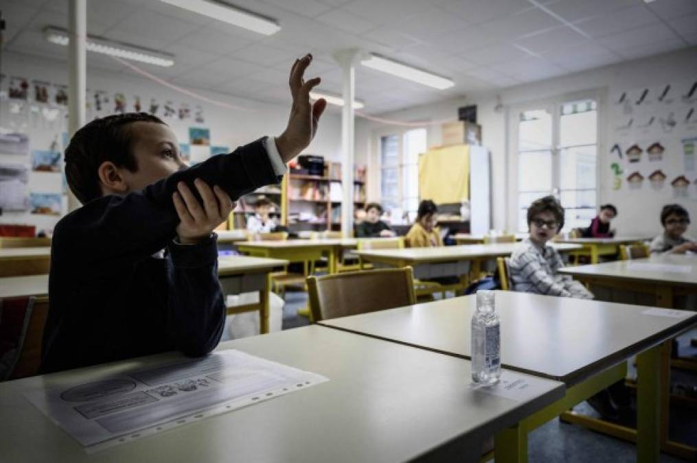 Los establecimientos escolares fueron desinfectados antes del regreso de los niños y las autoridades han prometido estrictos métodos de limpieza para evitar contagios en las escuelas.