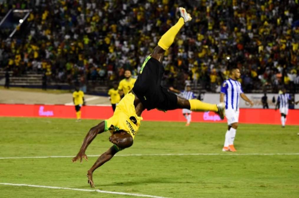 Dever Orgill celebró su primer gol de una manera acrobática.