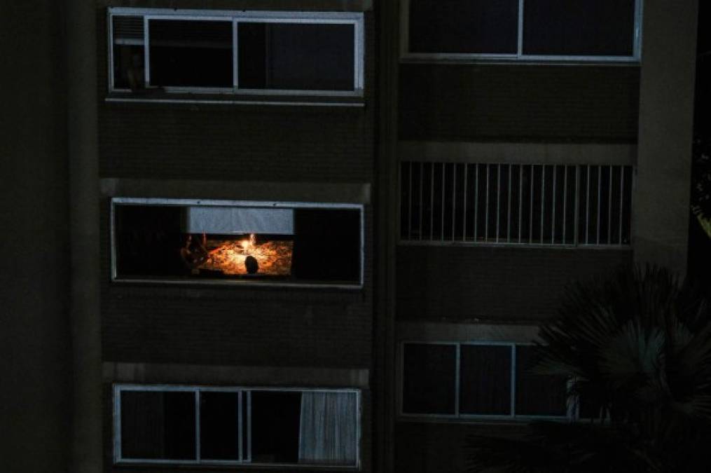 Los venezolanos han recurrido a linternas y velas para iluminar sus hogares tras cinco días sin electricidad.