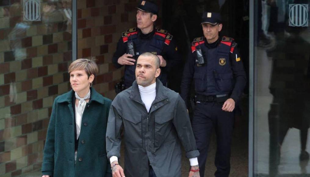 El pasado 25 de marzo, Dani Alves pagó la fianza de un millón de euros interpuesta por la Audiencia de Barcelona y salió de la cárcel después de un año y dos meses de prisión provisional. 