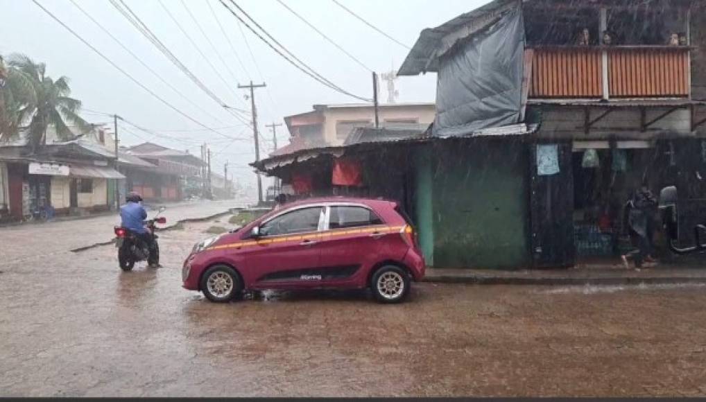 El huracán Iota se convirtió en un potente ciclón de categoría cinco, la máxima, al acercarse esta mañana al Caribe de Nicaragua, descargando fuertes lluvias y vientos sobre Balwi, la misma comunidad impactada por Eta.