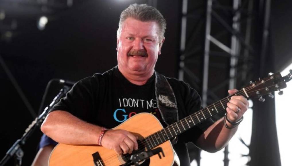 Joe Diffie – 61 años<br/>+ 29 de marzo de 2020<br/><br/>La estrella de música country falleció solo dos días después de anunciar que tenía COVID-19. Durante su carrera musical fue conocido por éxitos como 'Prop Me Up Beside the Jukebox (when I Die)' y 'Pickup Man'.<br/>