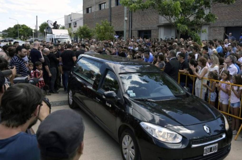 El féretro abandonó por última vez el pueblo donde Emiliano Sala residió desde los cuatro años y donde comenzó su trayectoria futbolística entre los aplausos de los presentes.