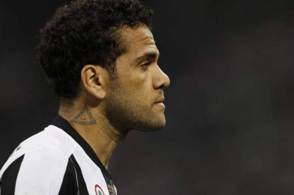 El jugador brasileño Daniel Alves se despidió de la Juventus de Turín con un mensaje a través de las redes sociales en el que demostró su 'amor' a la Vecchia Signora confirmando los rumores de hace unas semanas que les situaban en el Manchester City, su destino presumiblemente para la próxima temporada.