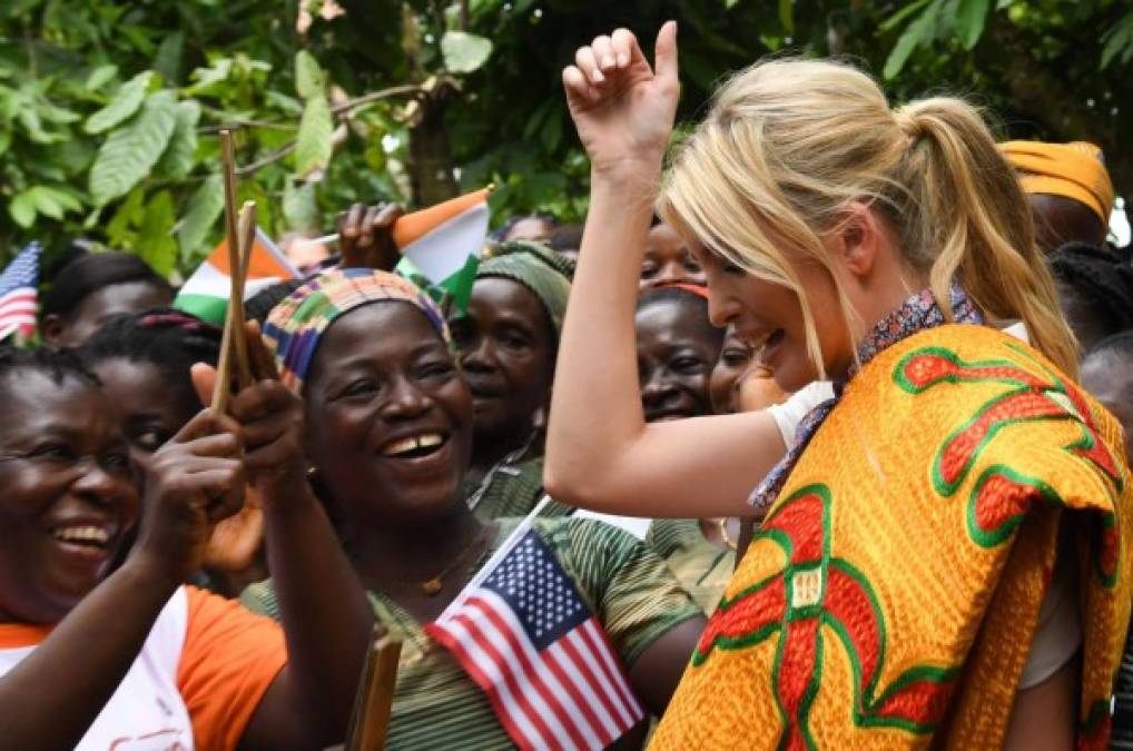La hija favorita del mandatario estadounidense mostró su lado más jovial al unirse a una danza ritual con un grupo de mujeres en Costa de Marfil.