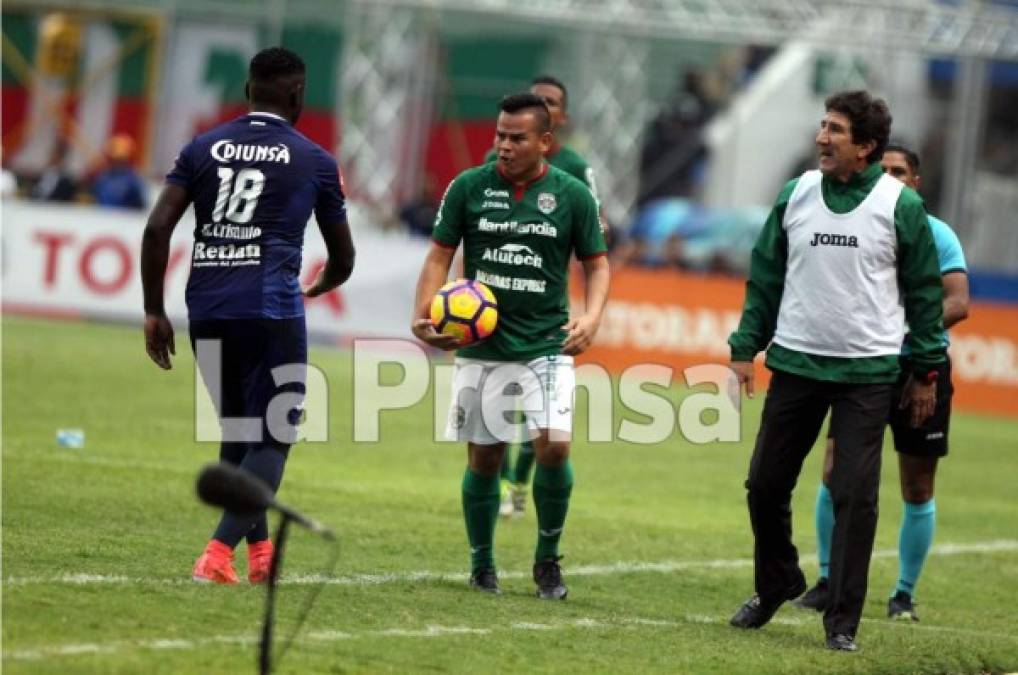 Así inició la jugada del gol del Marathón para el empate 1-1. El árbitro le dio un saque de banda al equipo verde cuando era a favor del Motagua.