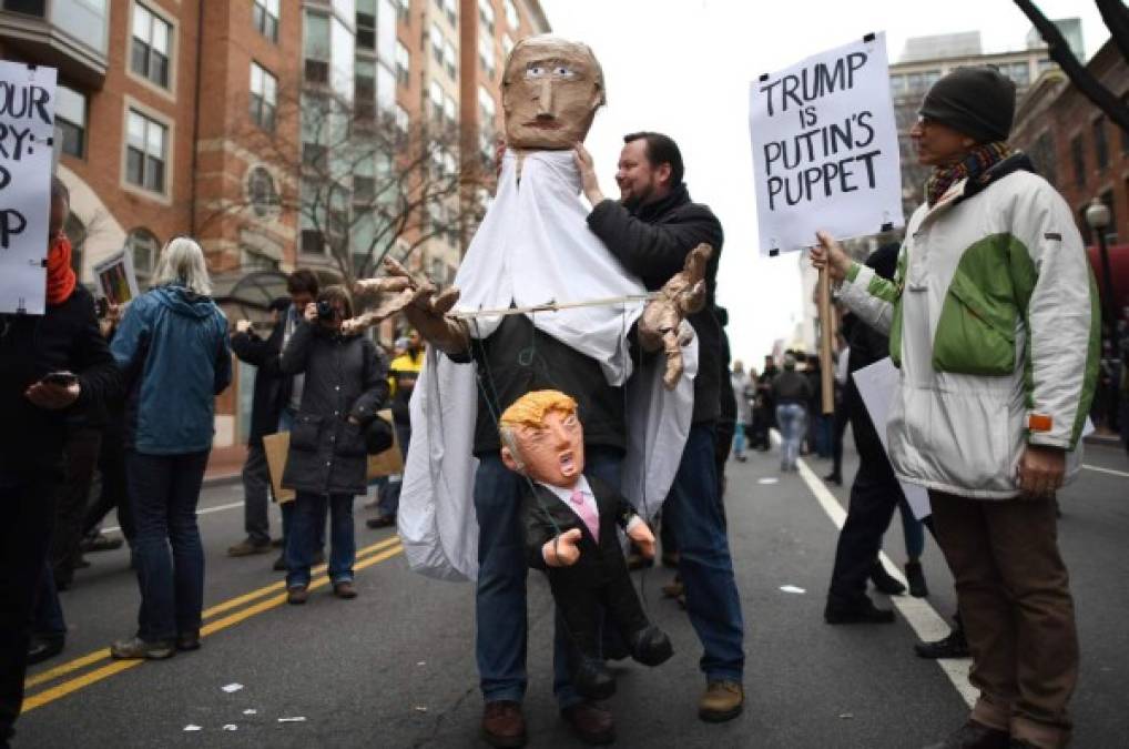 Los manifestantes protestaron contra el nuevo presidente, advirtiendo que sería una marioneta del mandatario ruso Vladimir Putin.