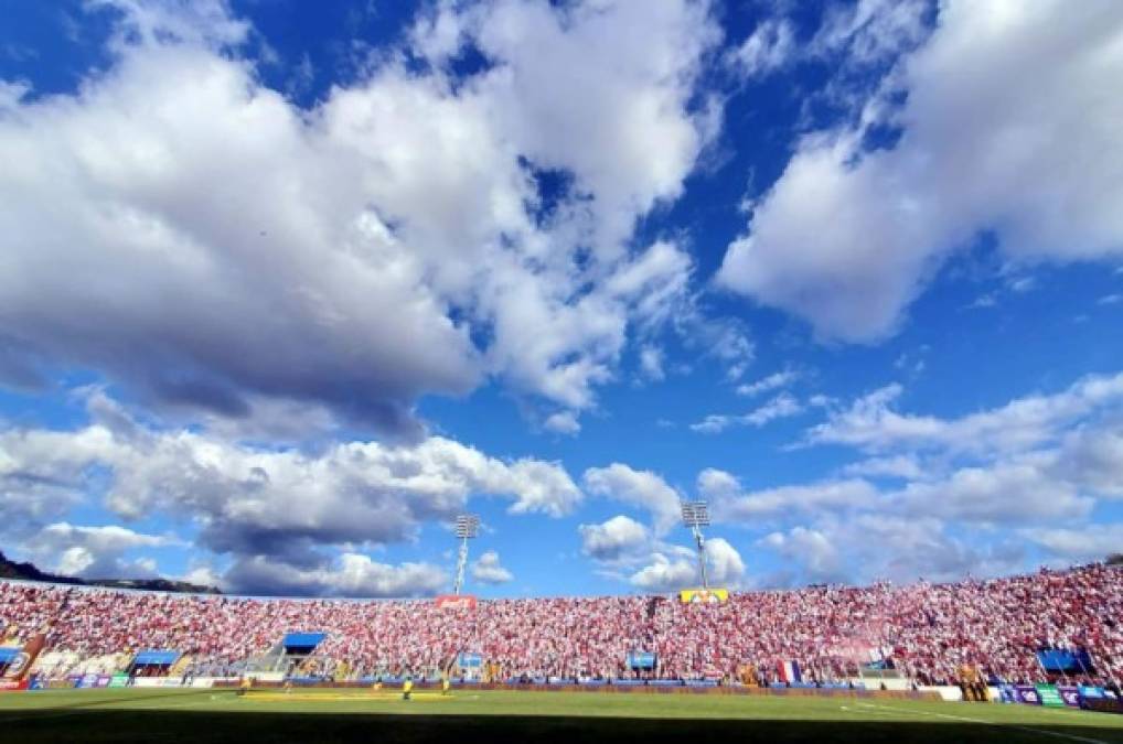 Así lucía de espectacular el estadio Nacional minutos antes del inicio del partido Olimpia-Marathón. Hubo llenazo.