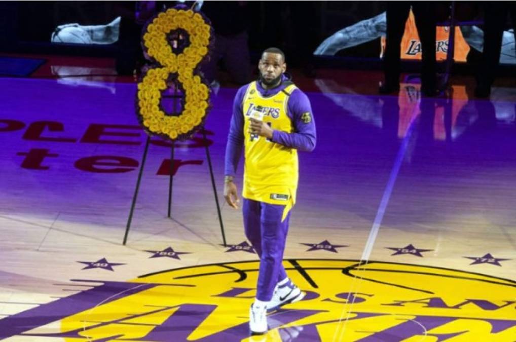 Luego fue el turno de LeBron James, con su voz solemne mientras recitaba los nombres de los nueve muertos cuando el helicóptero de Kobe Bryant cayó en las escarpadas colinas de Calabasas en los suburbios de Los Ángeles.