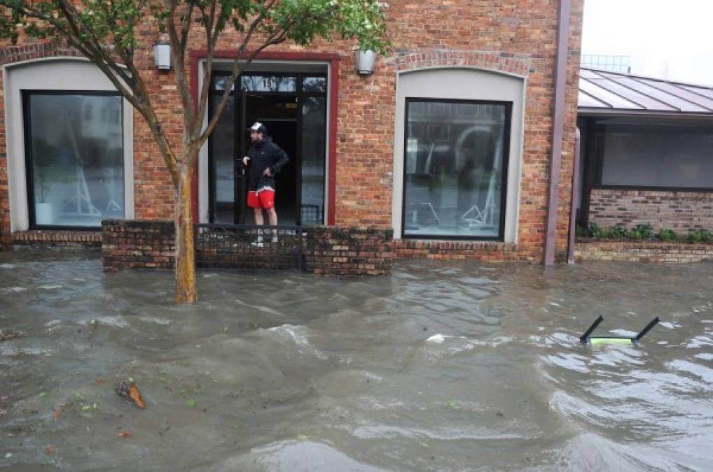 Los residentes publicaban fotos y videos de las calles del centro convertidas en riadas, con los automóviles sumergidos hasta las ventanas y rachas de viento que hacían caer la lluvia horizontalmente, en furiosos remolinos.