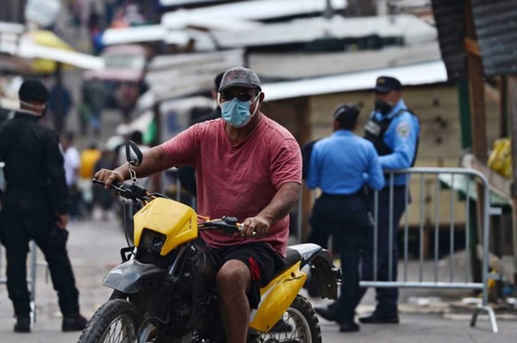 Sin embargo, al llegar el mediodía las personas fueron desalojadas pacíficamente y se les ha pedido abanonar el lugar poco a poco.