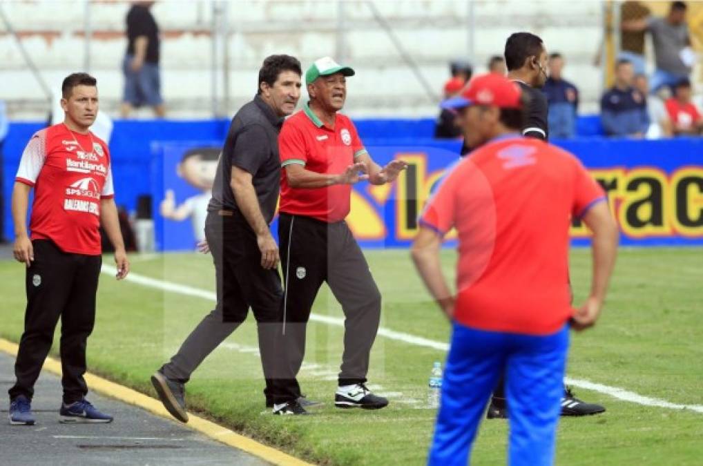 Héctor Vargas y sus asistentes reclamando a los árbitros luego de que le anularan un gol al Marathón por fuera de juego.
