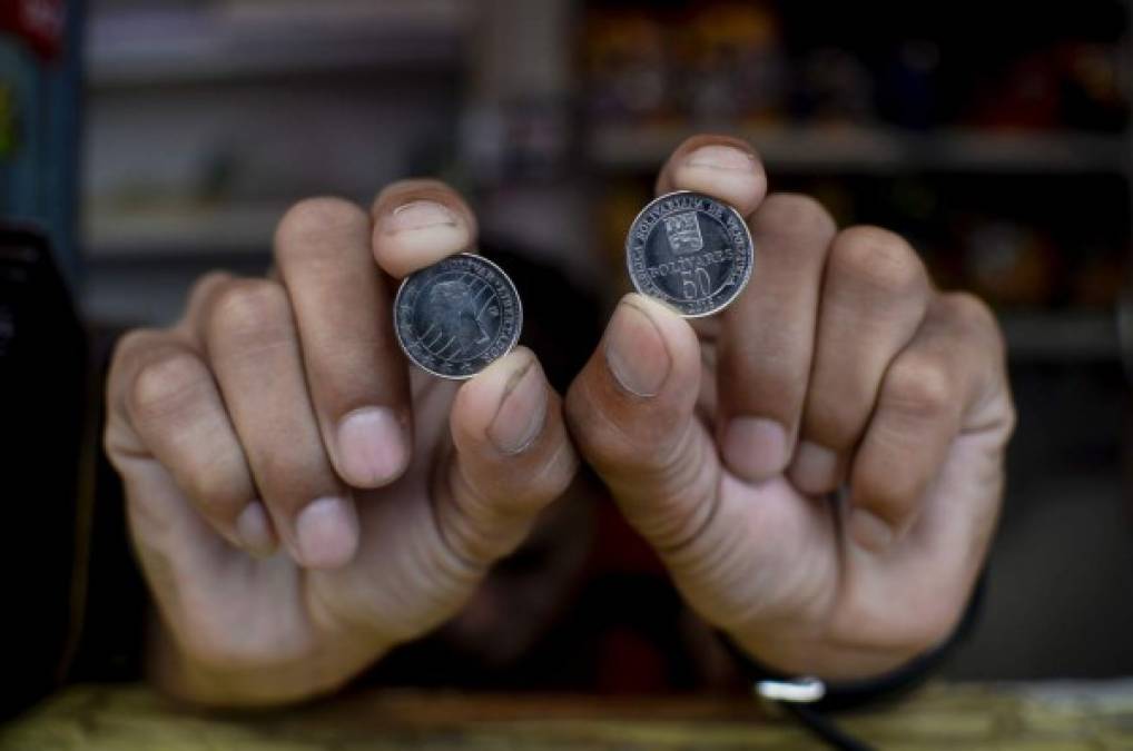 VENEZUELA. Salen a la calle las primeras monedas.La moneda de 50 bolívares, que tiene en una cara el perfil del prócer Simón Bolívar y en la otra el escudo venezolano, comenzó a circular ayer. Foto: AFP/FEDERICO PARRA