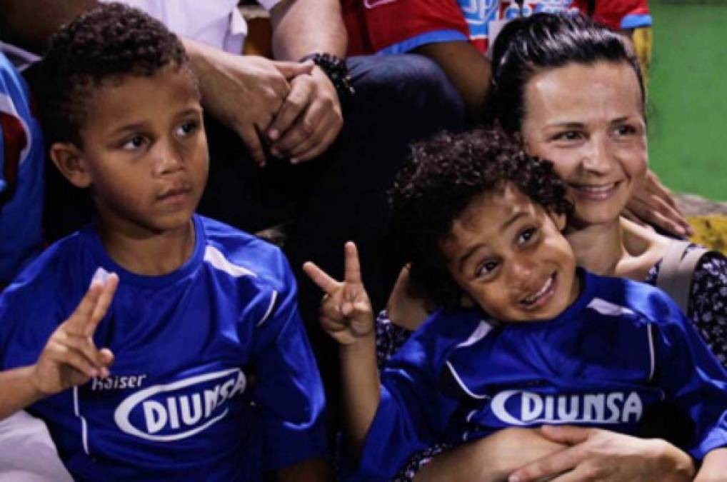 En junio del 2013, la italiana vino a Honduras para estar al lado de su esposo en el partido de despedida que se le hizo a David Suazo en el estadio Morazán de San Pedro Sula.