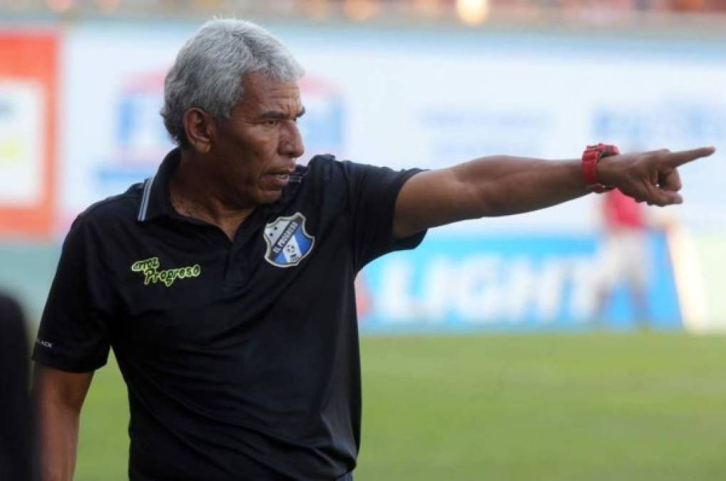 Héctor Castellón reconoció contactos con la Federación Nicaragüense de Fútbol para dirigir a la Selección de Nicaragua. 'Estamos platicando con la gente de Nicaragua pero con esto del Covid-19 está todo parado. Pero viendo la posibilidad si podemos llegar. Los contactos iniciaron hace un tiempo atrás', dijo en el programa Deporte Meridiano. <br/><br/>El entrenador hondureño también contó que se encontraba en pláticas con el club Xelajú de la Primera División de Guatemala. 'Estaba negociando con el Xelajú también. Soy un fuerte candidato para dirigir a Nicaragua, seguramente tienen otros en lista. Me encantaría tener una oportunidad en una selección para saber de qué estamos hechos'.