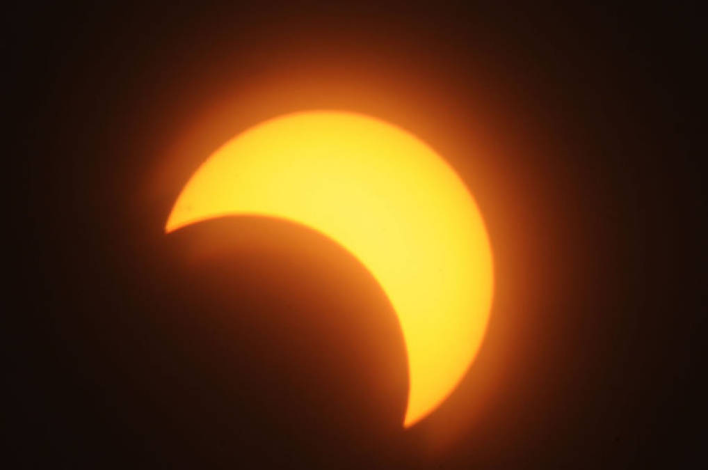 El primer eclipse total de Sol del año ha sido observado de distintas formas en función del punto del planeta desde el que se observara, es lo que llaman un 'híbrido': en unas ocasiones anual y, en otras, total.