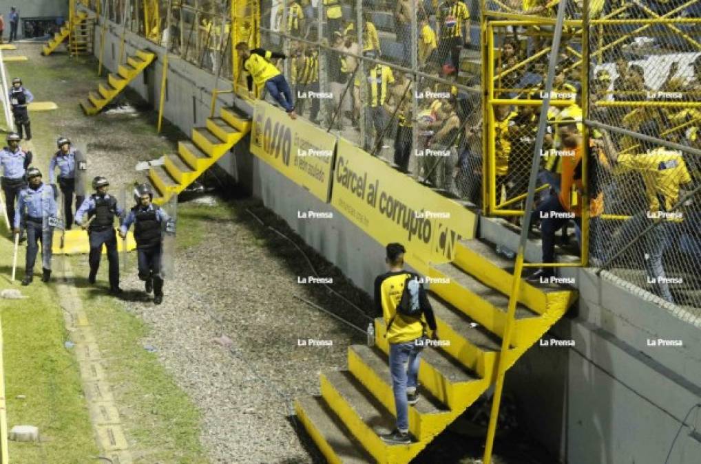 El caos se armó en el estadio Morazán al final del partido. Los aficionados del Real España abrieron un portón para ingresar al césped.