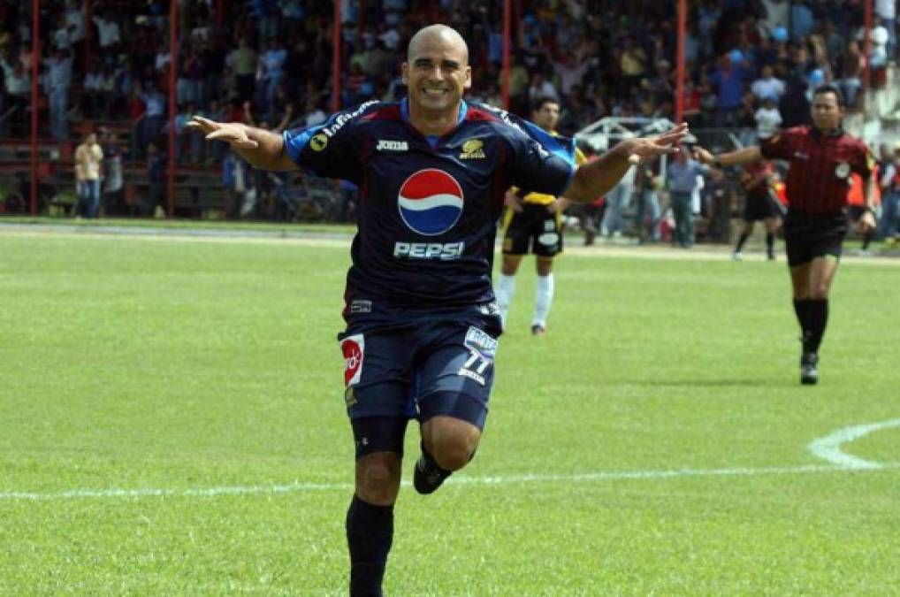 Óscar Torlacoff: El delantero uruguayo ya está alejado del fútbol y decidió radicar en Honduras.