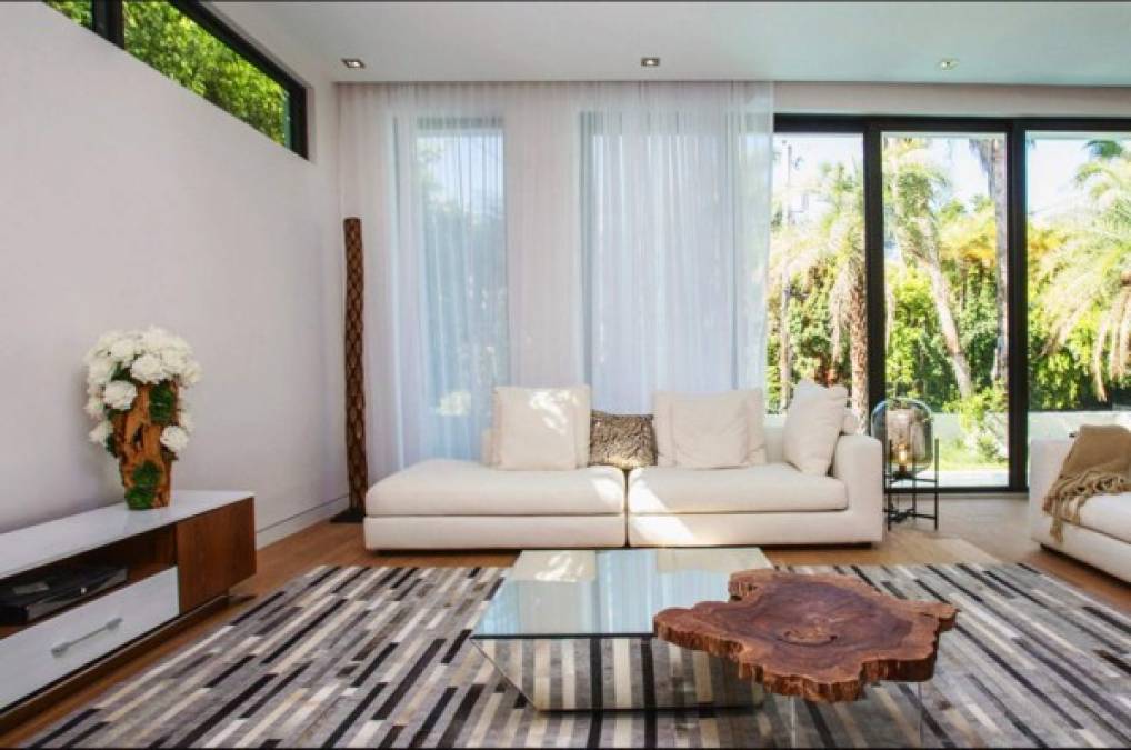 Es una vivienda con un cuidado jardín con palmeras diseñada por la compañía Sabal Development, que 'se especializa en lujosas casas personalizadas en el sur de Florida'.