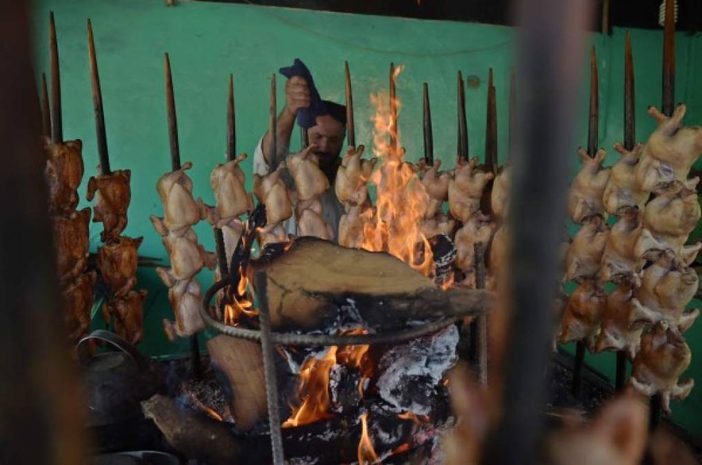 AFGANISTÁN. Después del Ramadán. Un vendedor prepara kebab para Iftar (comida nocturna) que rompe el ayuno del mes del Ramadán.­