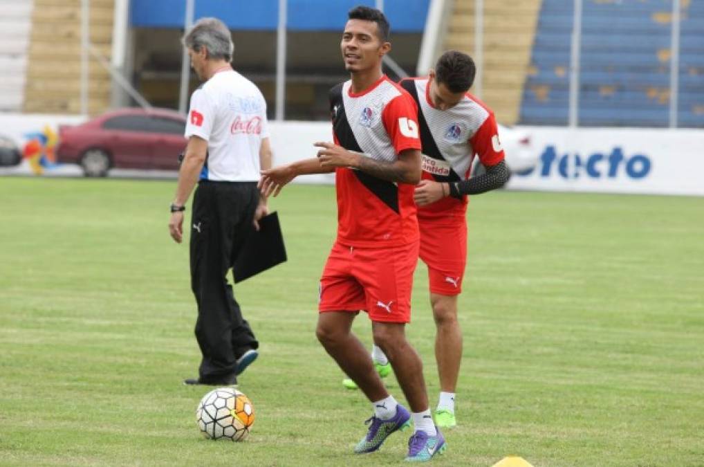 Bayron Méndez: El talentoso mediocampista estaría saliendo del Olimpia de cara a la próxima campaña.