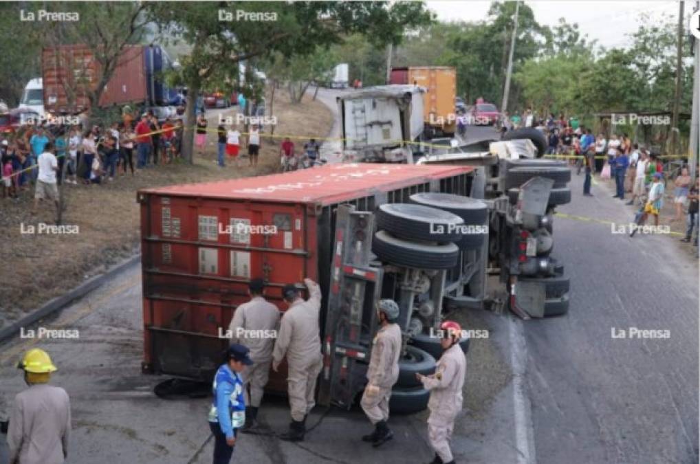 Los socorristas trabajan con equipo especial para poder levantar el contenedor y recuperar el cuerpo del fallecido.