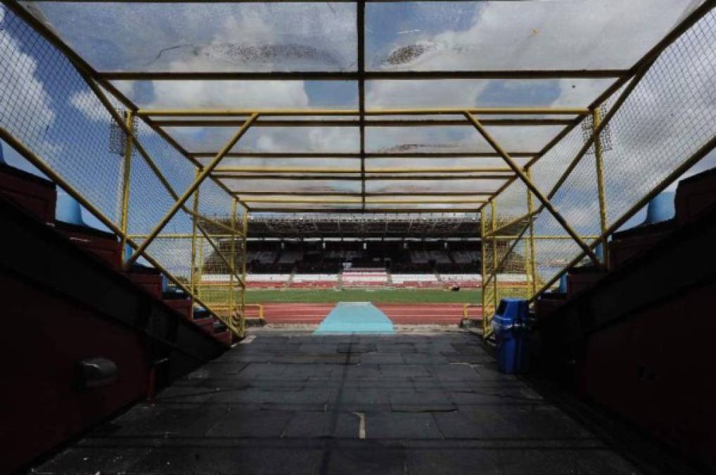 Originalmente, fue construido como Estadio Nacional en 1980, pero fue renombrado en honor a Crawford en 2001. Su propietario es el propio gobierno de Trinidad y Tobago y su operador el Ministro de Deportes.