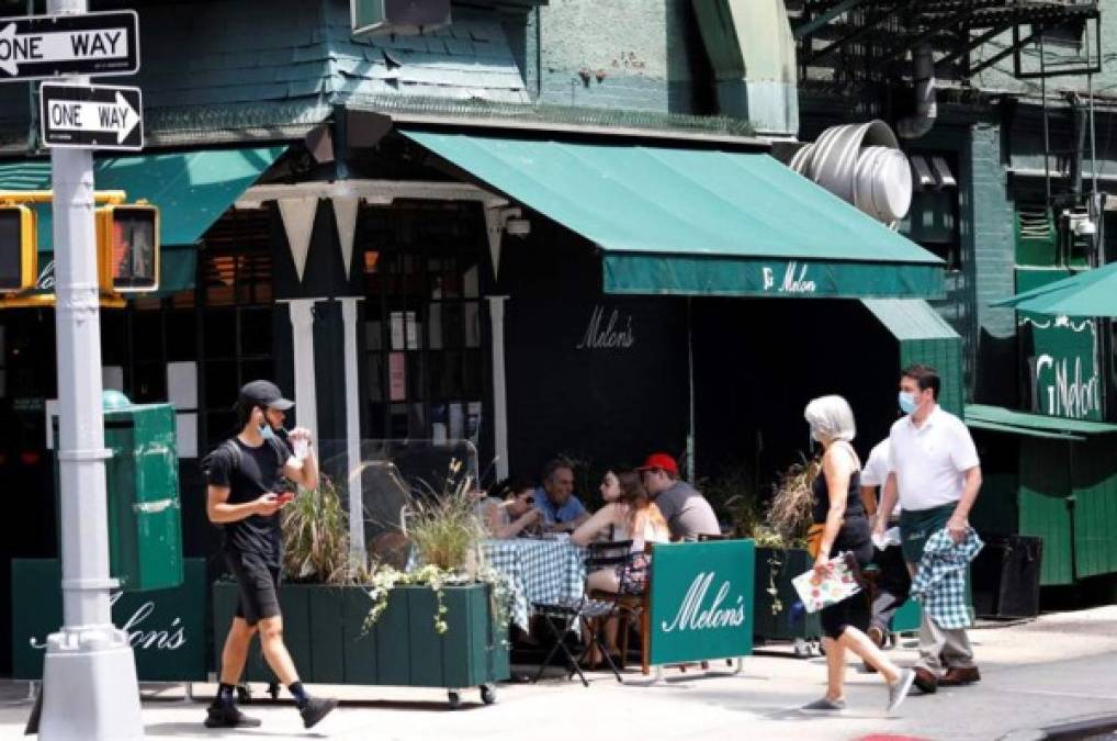 Ante un restaurante, Chet Kane disfruta su primer café al aire libre, debido a que restaurante y bares no pueden atender a sus clientes en su interior.