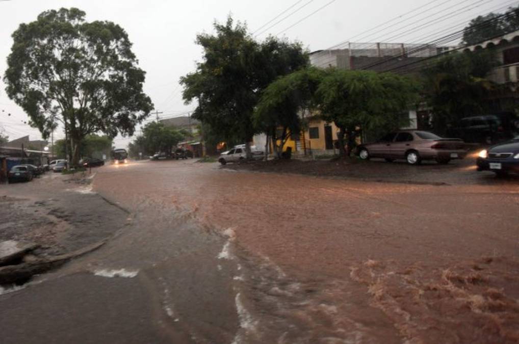 Varias colonias de Tegucigalpa se vieron muy afectadas a pocos minutos de la lluvia.