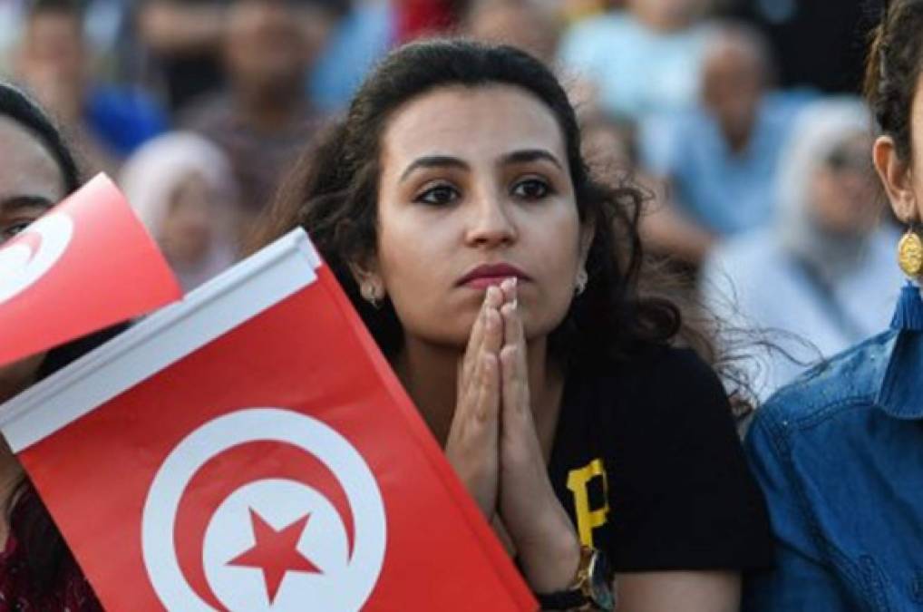 La aficionada de Túnez en el partido que su selección perdió 2-1 ante Inglaterra. Foto Efe