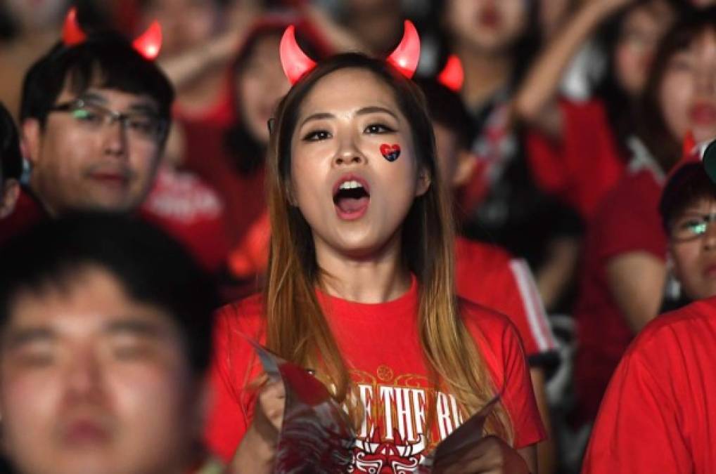 Esta bella fan coreana estuvo apoyando a su selección. Foto Efe