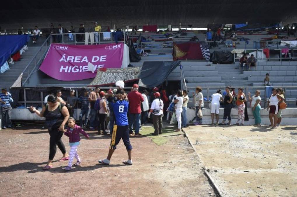 Los integrantes de la caravana de migrantes han pasado las últimas horas en un estadio en la Ciudad de México.