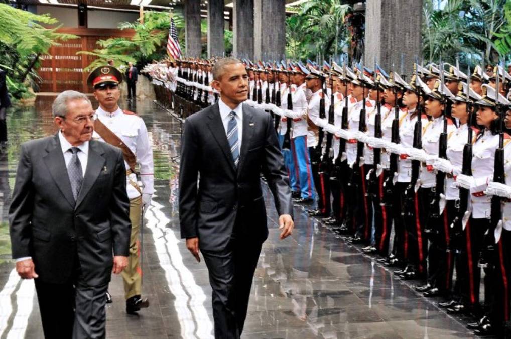 Raúl Castro y Barack Obama al ingreso al Palacio de la Revolución.